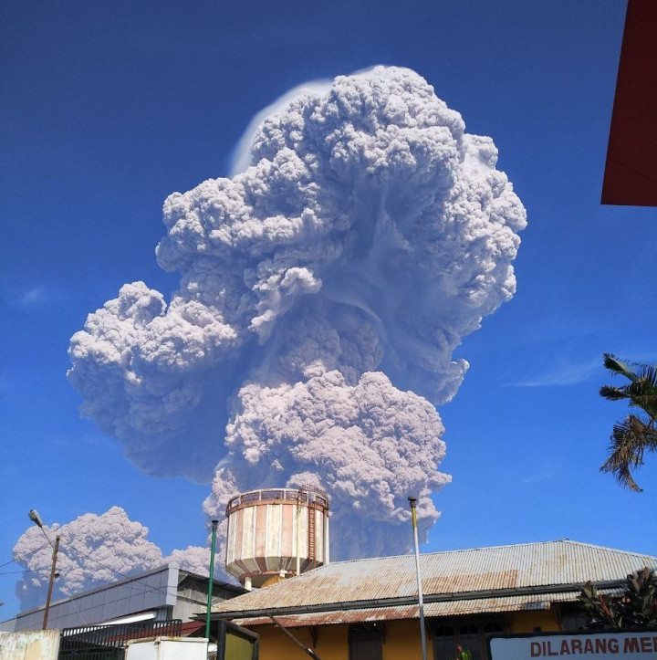 Sinabung Meletus, 8 Kecamatan Tertutup Abu Vulkanik