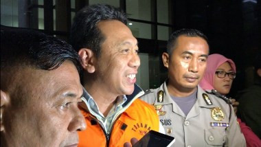 KPK Tahan Bupati Kebumen