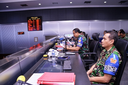 Pangkohanudnas Marsda TNI Imran Baidirus  (tengah) didampingi staf Makohanudnas. Foto: Penerangan Kohanudnas