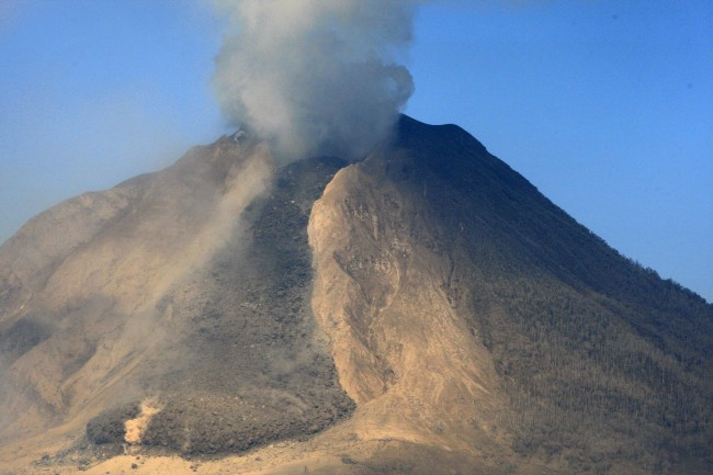 Pesawat Tak Boleh Melintas di Kawasan Gunung Sinabung