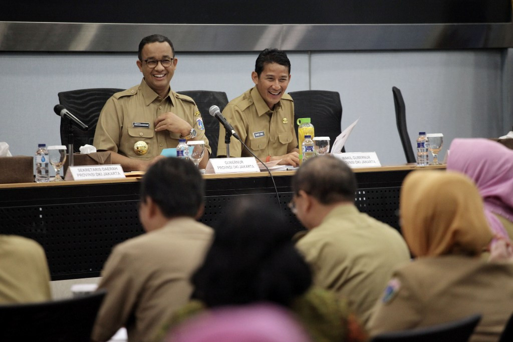 Gubernur DKI Jakarta Anies Baswedan bersama Wakil Gubernur Sandiaga Uno saat memimpin rapat di Kantor Balai Kota DKI Jakarta, Selasa (17/10/2017). Foto: MI/Arya Manggala