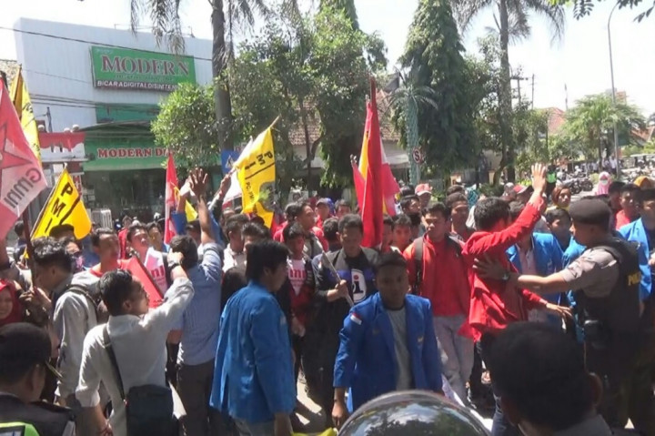 Demo Mahasiswa Jombang Tolak UU MD3 Ricuh
