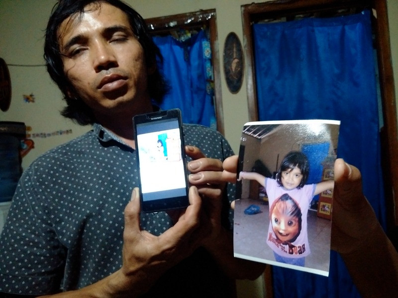 Wandi menunjukkan gambar putrinya, Refina Nadya Tiana. (Medcom.id-Ahmad Mustaqim)