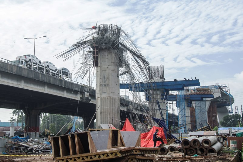Labfor Bareskrim Pori melakukan olah TKP robohnya bekisting pierhead proyek tol Becakayu (20/2/2018). Tujuh pekerja tertimpa reruntuhan konstruksi beton penyangga tersebut. Antara Foto/Aprillio Akbar