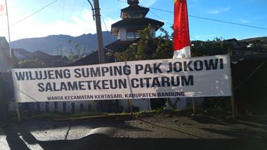 Spanduk Selamatkan Citarum Sambut Kedatangan Jokowi di Bandung