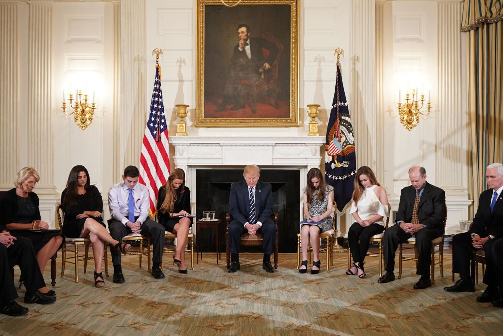Presiden AS Donald Trump menerima murid yang selamat dari penembakan di SMA di Florida (Foto: AFP).