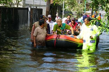 Sambangi Korban Banjir di Demak, Ganjar Setuju Pengadaan Pompa