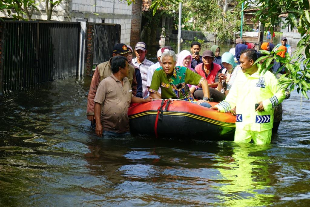 Sambangi Korban Banjir di Demak, Ganjar Setuju Pengadaan Pompa