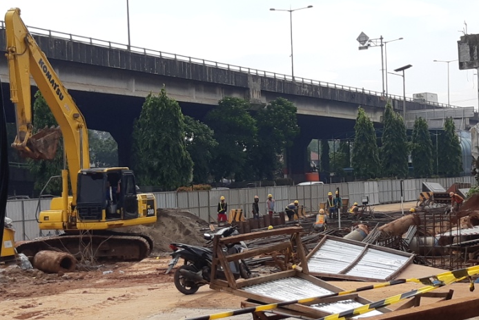 Pekerja di Proyek Tol Becakayu Tetap Beraktivitas
