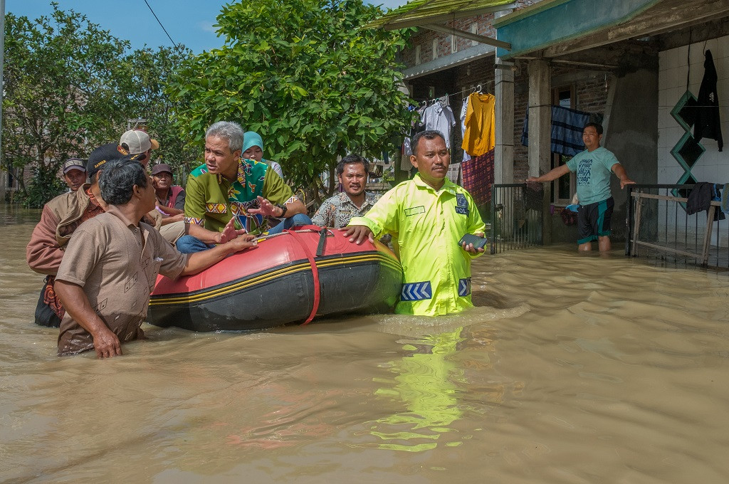 Cagub Ganjar Pranowo mendatangi korban banjir di Sayung, Demak, Kamis 22 Februari 2018, Ant - Aji Styawan
