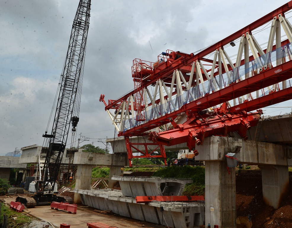 Crane girder yang ambruk pada proyek double-double track jalur kereta api di kawasan Jatinegara, Jakarta Timur, Minggu (4/2/2018). Foto: MI/Susanto