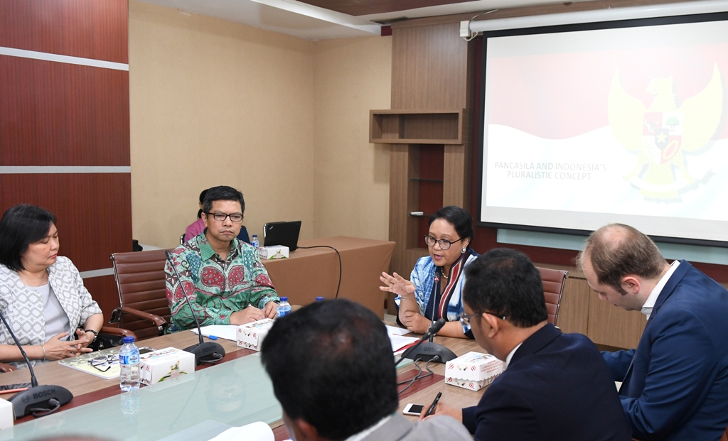 Menlu Retno Marsudi menerima kunjungan masyarakat Rakhine yang pro rekonsiliasi (Foto: Dok.Kemenlu RI).