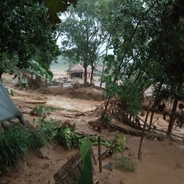 Material Longsor di Brebes Serbu Permukiman Warga