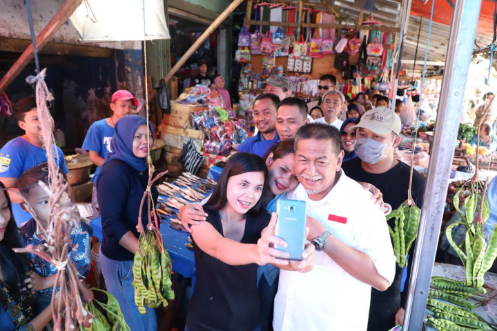 Kampanye di Pasar Ciranjang, Warga Antre Swafoto dengan Demiz