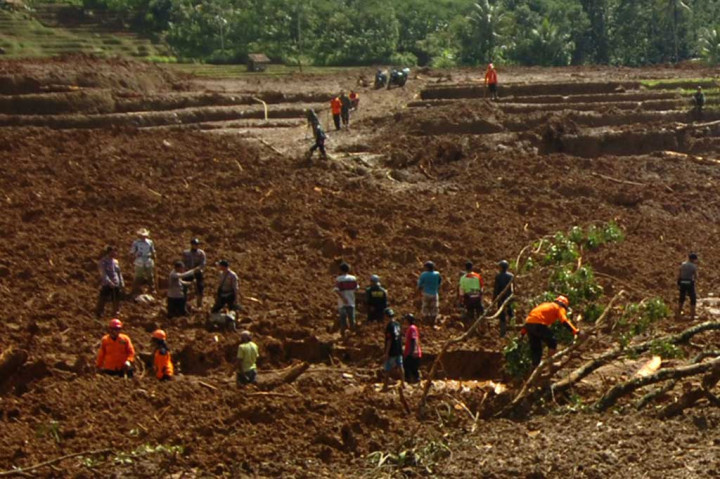 Pencarian Korban Longsor Brebes Dilanjutkan