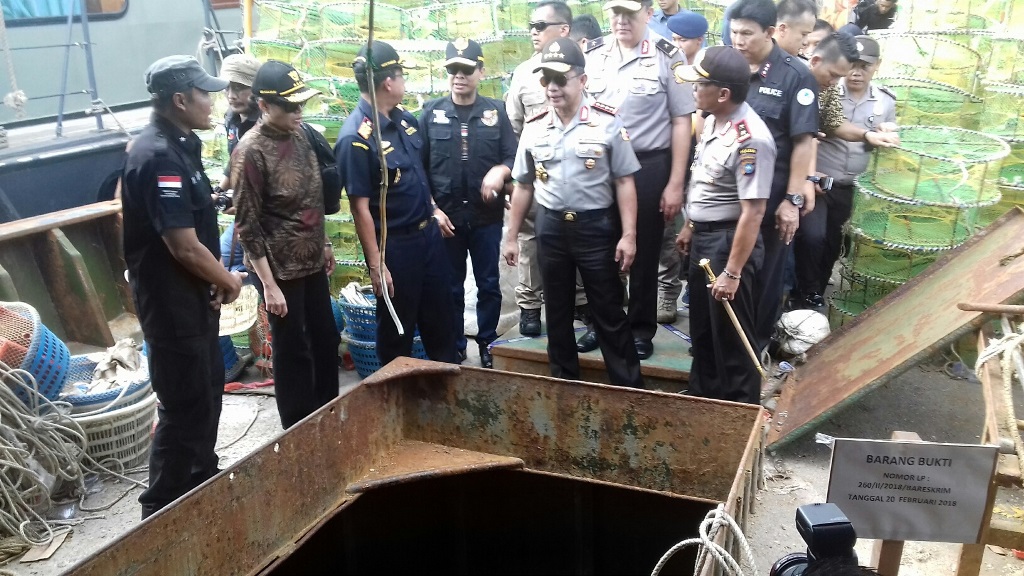 Kapolri Jenderal Tito Karnavian dan Menkeu Sri Mulyani Indrawati naik ke atas kapal Taiwan berbendera Singapura dan melihat lokasi penyimpaman 1,622 ton sabu, di dermaga pelabuhan PT Sekupang Logistik, Jumat, 23 Februari 2018. (Medcom/Anwar)