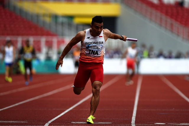 Pelari estafet putra Indonesia Yaspi Bobi memasuki garis finis pada final lari estafet 4x100 meter putra atletik 18th Asian Games Invitation Tournament di Stadion Utama Gelora Bung -Antara/Sigid Kurniawan