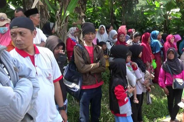 Warga Berwisata Bencana ke Lokasi Longsor Brebes