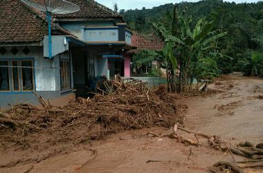 850 Warga Mengungsi Akibat Banjir Bandang di Brebes