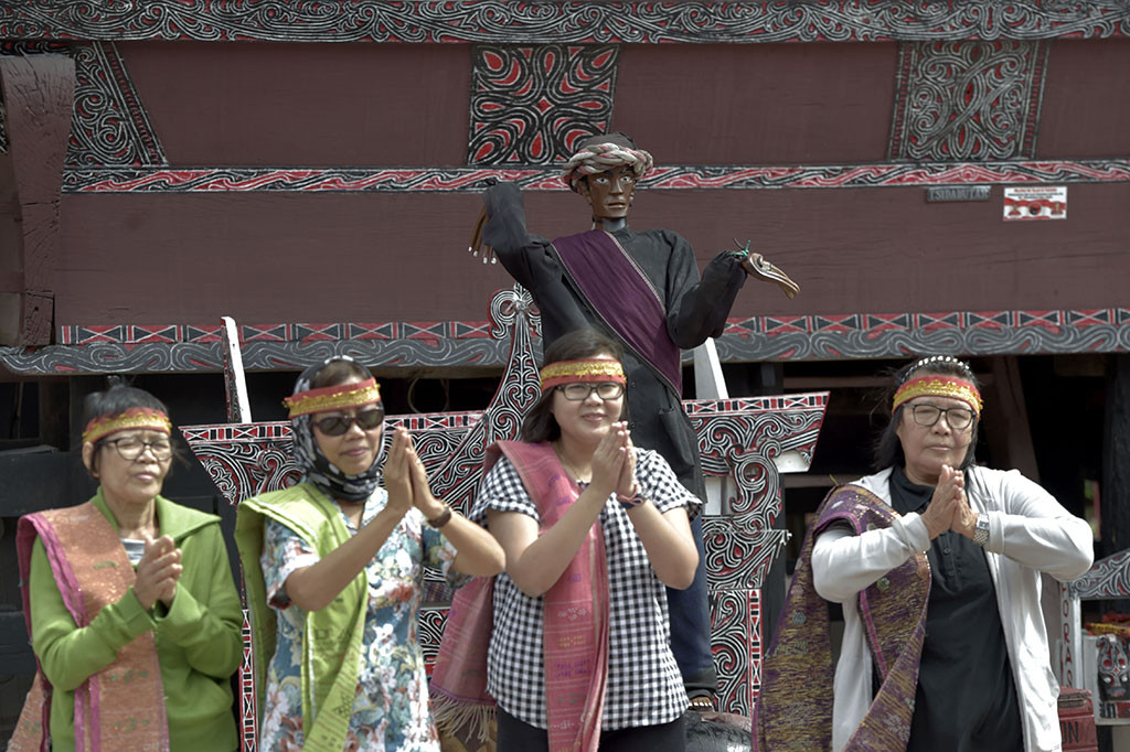 Sigale Gale, Sang Penghibur