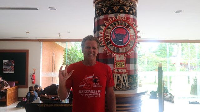 Warga AS dan Kaos Merah PDI Perjuangan