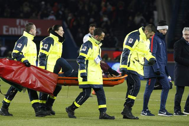 Neymar ditandu keluar lapangan di menit 77 kala PSG unggul 3-0 atas Marseille. (Foto: AFP PHOTO / GEOFFROY VAN DER HASSELT)