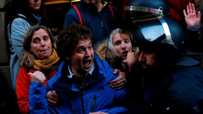 Demo warga Catalonia saat Raja Felipe VI tiba di Barcelona. (Foto: AFP)