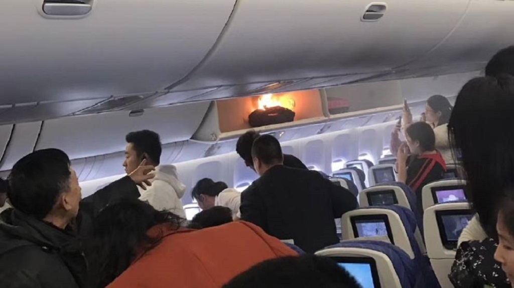 Foto yang beredar di media sosial Weibo terkait peristiwa meledak dan terbakarnya power bank di dalam kabin pesawat China Southern Airlines.