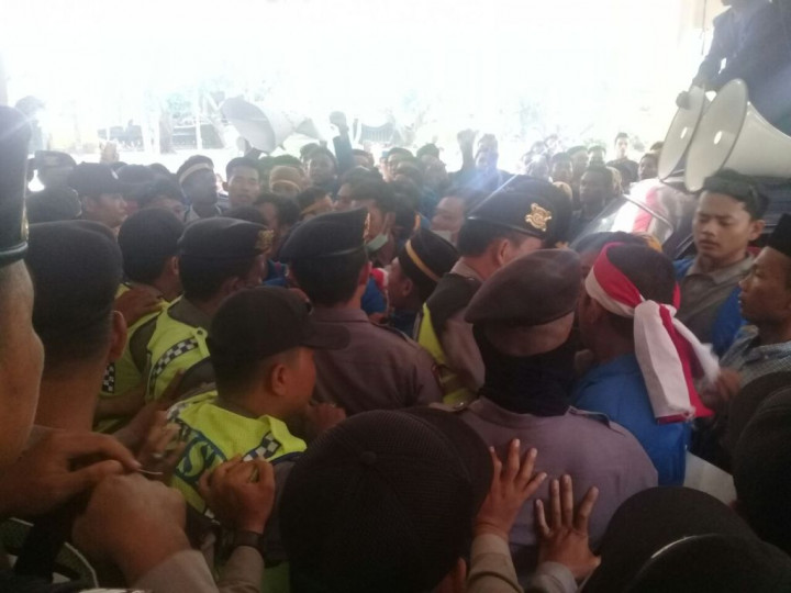 Aksi Tolak UU MD3 di Bangkalan Ricuh