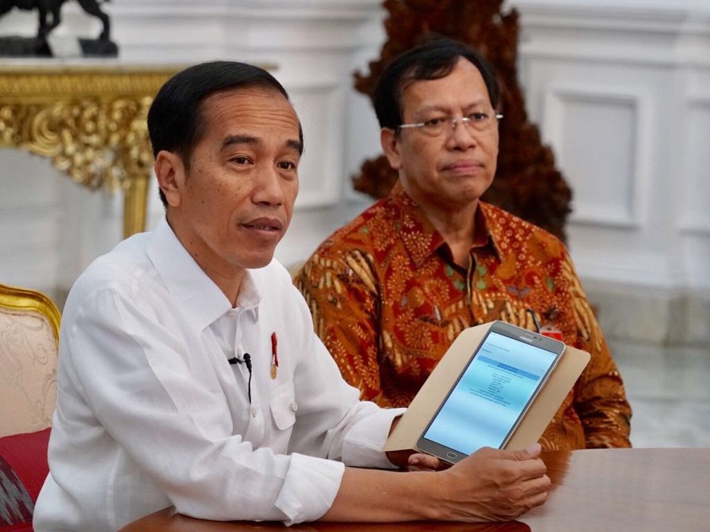 Jokowi menunjukkan telah melaporkan Surat Pemberitahuan Tahunan (SPT) Pajak Penghasilan (PPh) Wajib Pajak Orang Pribadi Tahun 2017 secara elektronik. (Foto: Biro Pers Setpres).