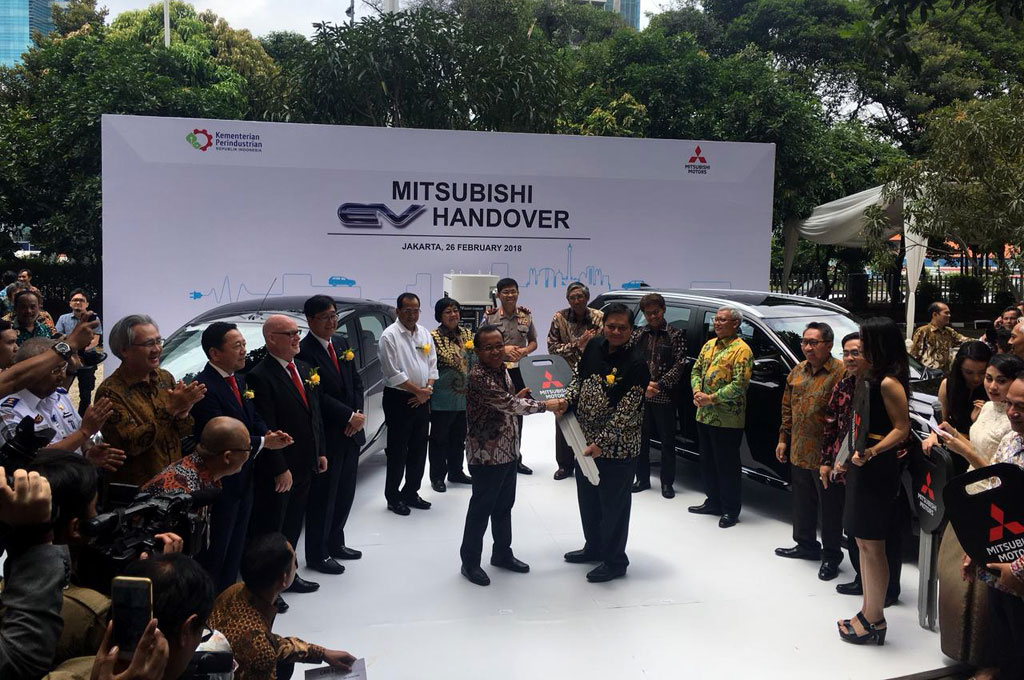 Mitsubishi Serahkan 10 Mobil Listrik ke Kementerian Perindustrian