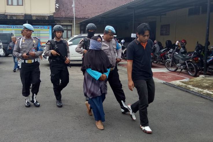 Polisi menggiring pelaku penyebar info hoaks di Majalengka, Jawa Barat. Foto: Medcom.id/Ahmad Rofahan