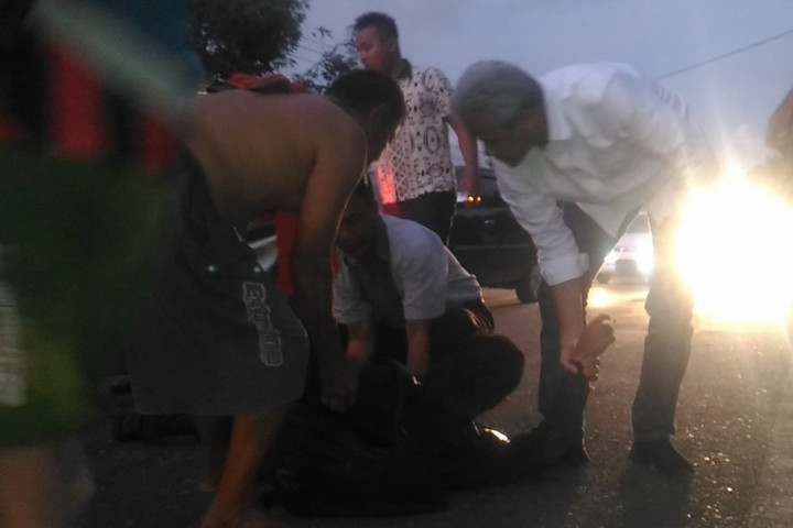 Ganjar Bantu Evakuasi Korban Kecelakaan Tunggal