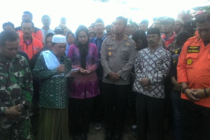 Isak Tangis Iringi Doa Bersama bagi Korban Longsor Brebes
