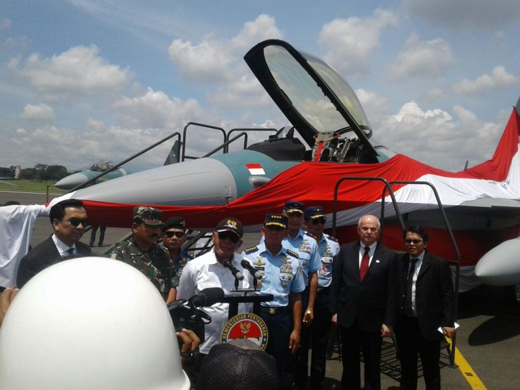 Menteri Pertahanan RI Ryamizard Ryacudu memberikan sambutan saat menyerahkan 24 unit pesawat F-16 ke TNI AU. Foto: Kemhan