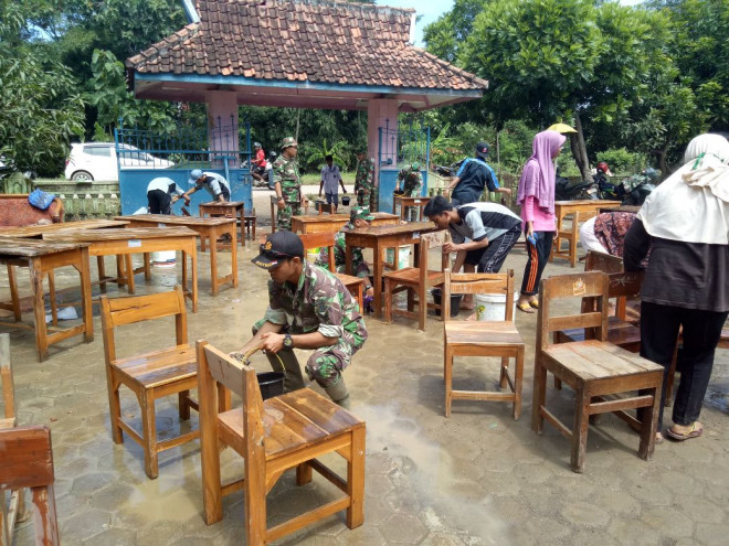 TNI dan warga membersihkan fasilitas sekolah yang terdampak banjir di Losari, Brebes, Jawa Tengah. (medcom.id/Kuntoro Tayubi)