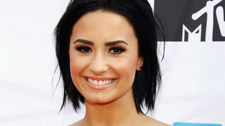 Kisah Demi Lovato Berjuang dengan Kesehatan Mental Diangkat Lewat Buku