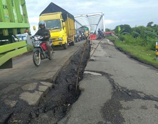 Jalan Utama Brebes-Purwokerto Ambles