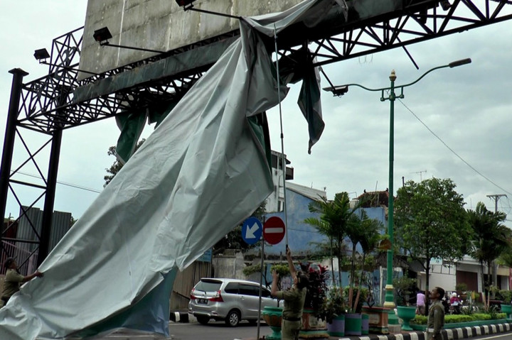Panwaslu Jepara Copot Ratusan Atribut Kampanye Liar
