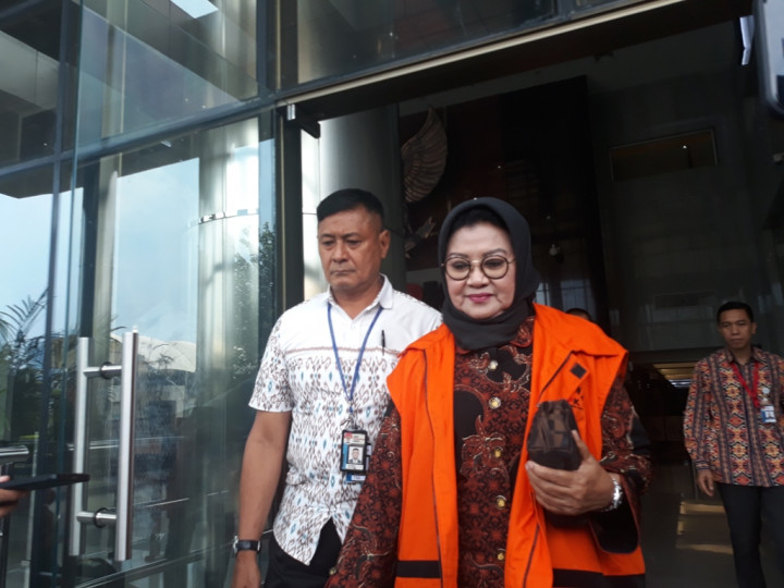 Bupati Imas Bantah Terima Duit