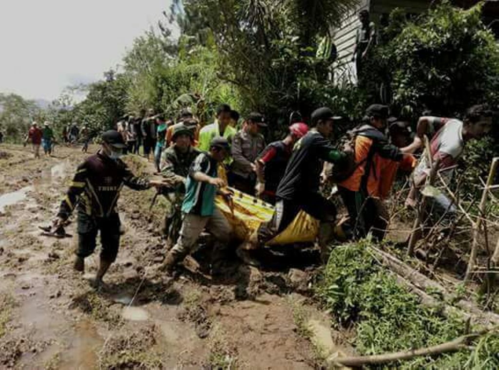  Proses evakuasi korban longsor di Brebes, Jawa Tengah. (medcom.id/Kuntoro Tayubi)