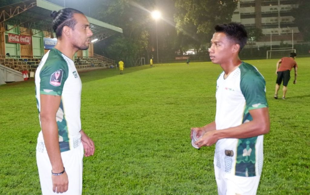 Gustavo Lopes (kiri) saat mengikuti trial bersama PS TIRA (Medcom.id/Ahmad Mustaqim)