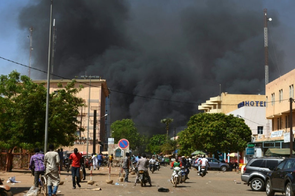 Asap hitam mengepul di sekitar lokasi serangan di Burkina Faso. AFP
