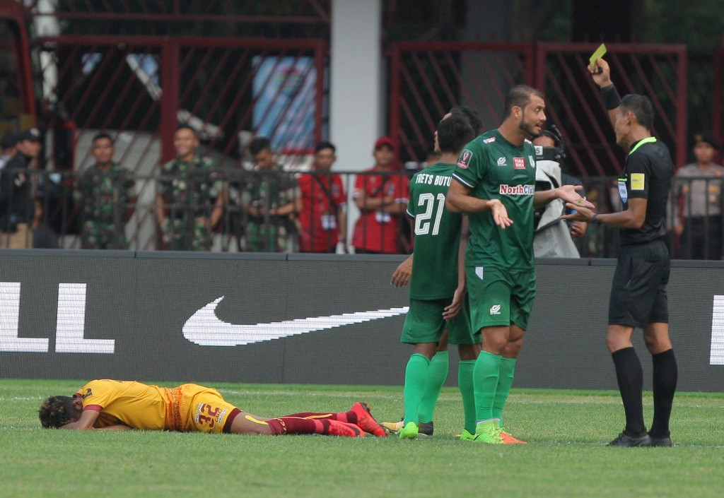 Pemain Sriwijaya tergeletak, dan pemain PSMS Medan mendapat kartu kuning pada perebutan peringkat ketiga Pila Presiden 2018 di Stadiun Utama Gelora Bung Karno, Jakarta, Sabtu (17/2). Sriwijaya FC menangatas PSMS Medan dengan skor 4-0 dan berhasil meraih p