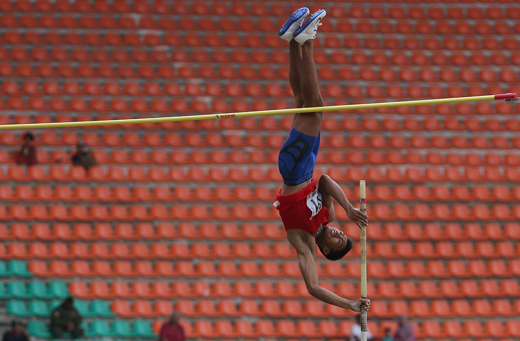 Atlet lompat tinggi galah putra Jawa Timur Teuku Tegar Abadi melakukan lompatan pada final PON XIX di Stadion Pakansari, Cibinong, Bogor, Jawa Barat, Senin (26/9). (MI/RAMDANI)