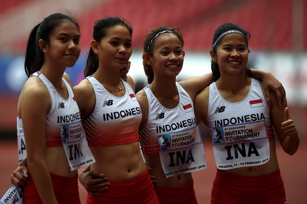  Tim lari estafet putri Indonesia (kiri ke kanan) Jeany Nuraini Amelia Agreta, Yuliana, Tyas Murtiningsih dan Lusiana Satriani usai final lari estafet 4x100 meter putri atletik 18th Asian Games Invitation Tournament di Stadion Utama Gelora Bung Karno, Sen