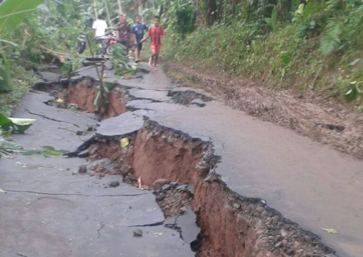 Ratusan Pengungsi Tanah Bergerak di Brebes Terserang Hipertensi dan Diare