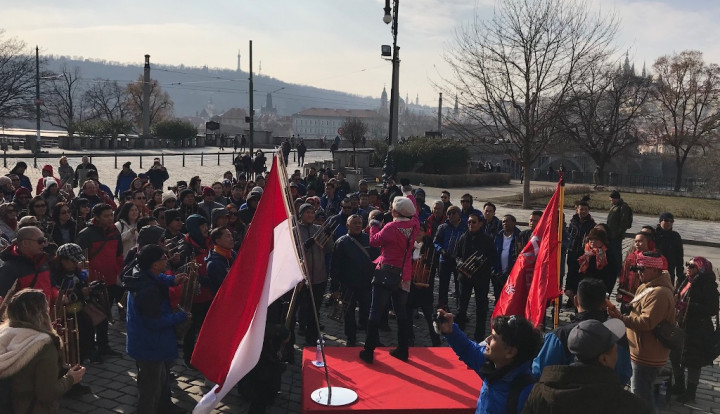 Warga Ceko Terpesona dengan Flash Mob Angklung Indonesia