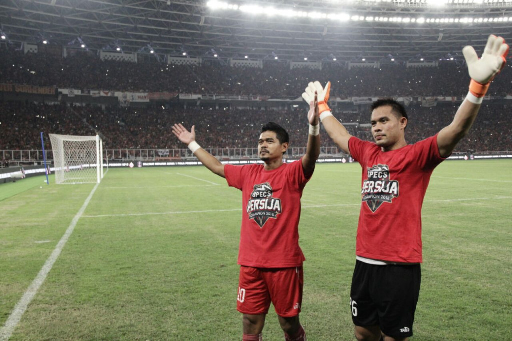 Bambang Pamungkas (kiri) bersama kiper Persija Andritany Ardhiyasa saat perayaan gelar juara Piala Presiden 2018 (Medcom.id/Rendy Renuki)