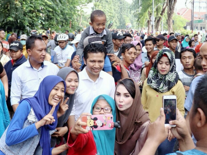 Emil dan Arumi Bachsin Sapa Warga di CFD Surabaya